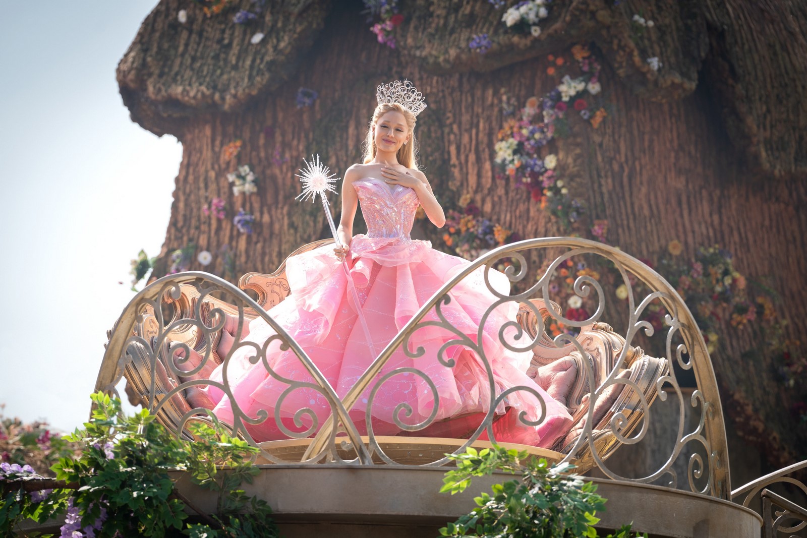 Recensione e tutto quello che c'è da sapere su Wicked di Jon M. Chu, film basato sul musical di Broadway, ambientato nel mondo di Oz e interpretato da Ariana Grande, Cynthia Erivo, Michelle Yeoh e Jeff Goldblum.