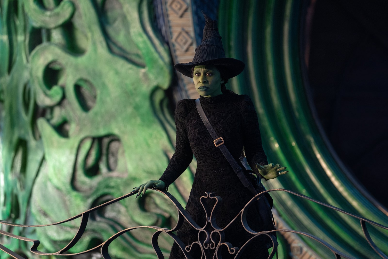 Recensione e tutto quello che c'è da sapere su Wicked di Jon M. Chu, film basato sul musical di Broadway, ambientato nel mondo di Oz e interpretato da Ariana Grande, Cynthia Erivo, Michelle Yeoh e Jeff Goldblum.