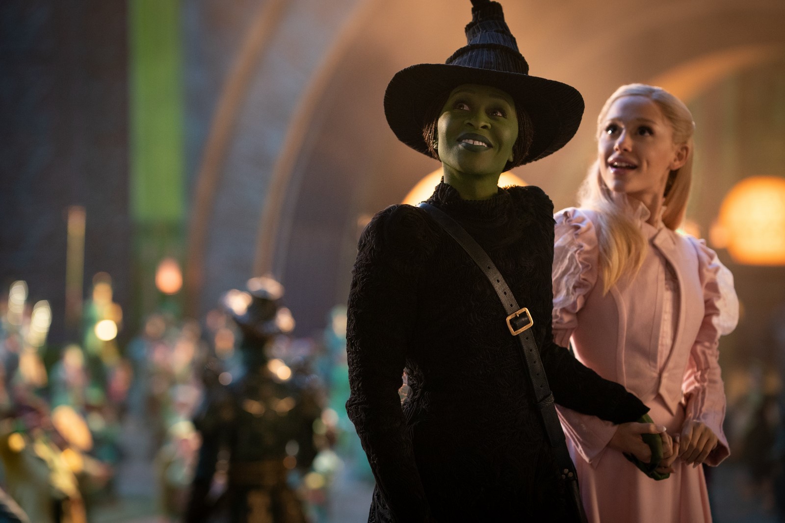 Recensione e tutto quello che c'è da sapere su Wicked di Jon M. Chu, film basato sul musical di Broadway, ambientato nel mondo di Oz e interpretato da Ariana Grande, Cynthia Erivo, Michelle Yeoh e Jeff Goldblum.