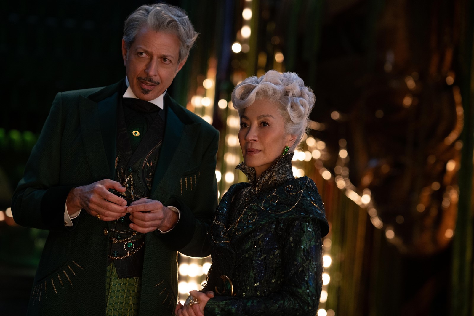 Recensione e tutto quello che c'è da sapere su Wicked di Jon M. Chu, film basato sul musical di Broadway, ambientato nel mondo di Oz e interpretato da Ariana Grande, Cynthia Erivo, Michelle Yeoh e Jeff Goldblum.