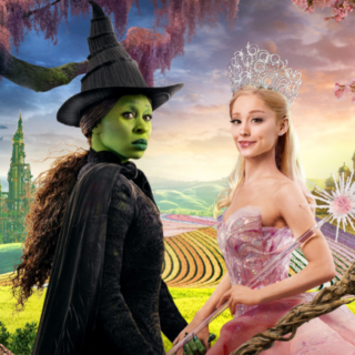 Recensione e tutto quello che c'è da sapere su Wicked di Jon M. Chu, film basato sul musical di Broadway, ambientato nel mondo di Oz e interpretato da Ariana Grande, Cynthia Erivo, Michelle Yeoh e Jeff Goldblum.