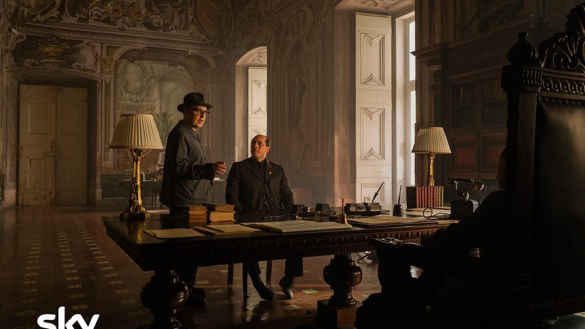 M. il figlio del secolo, Sky presenta la serie tv: “Mai visto un progetto così in Italia”. Il regista Joe Wright: “Temiamo il silenzio dei politici”