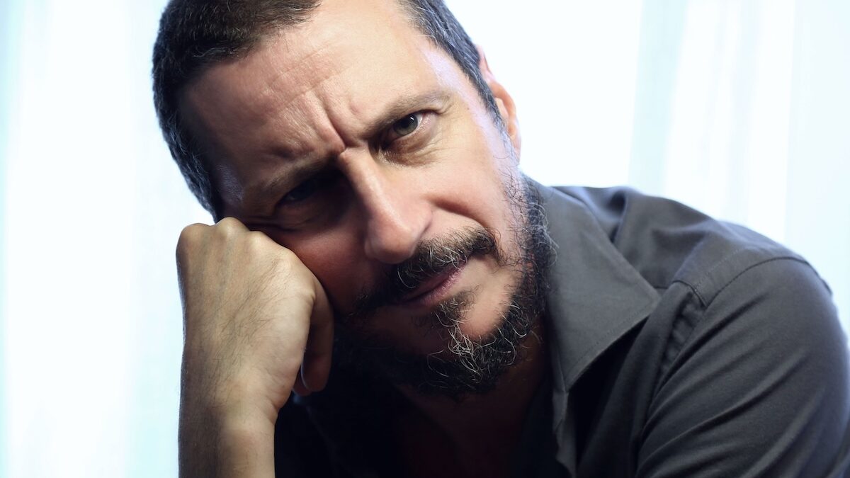 Non hanno un amico, sul Nove lo spettacolo teatrale di Luca Bizzarri nato dall’omonimo podcast
