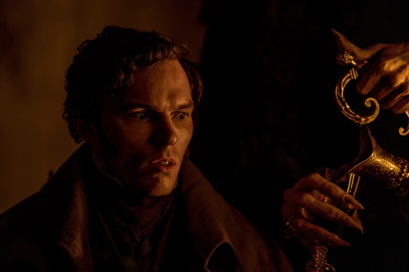 Recensione, musica e tutto quello che c'è da sapere sul Nosferatu di Robert Eggers con Nicholas Hoult, Lily-Rose Depp, Aaron Taylor-Johnson, Willem Dafoe e Bill Skarsgård nei panni del Conte Orlok.