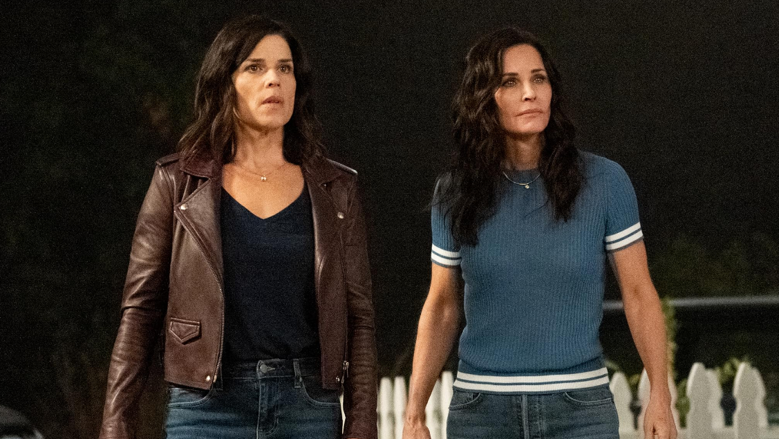 Kevin Williamson sceneggiatore del franchise di Ghostface passa alla regia di Scream 7 e riporta Neve Campbell e Courteney Cox con i nuovi arrivati Isabel May, Mckenna Grace, Celeste O’Connor e Asa Germann.
