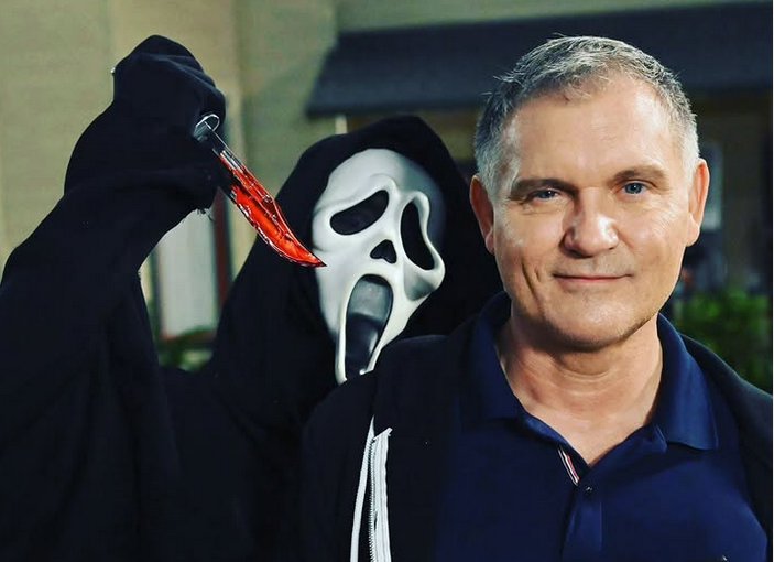 Kevin Williamson sceneggiatore del franchise di Ghostface passa alla regia di Scream 7 e riporta Neve Campbell e Courteney Cox con i nuovi arrivati Isabel May, Mckenna Grace, Celeste O’Connor e Asa Germann.