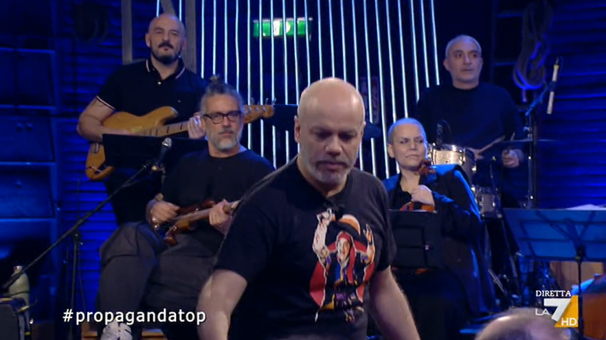 Propaganda Live, lieve malore in diretta per Francesca Mannocchi. Bianchi manda la pubblicità, poi rassicura: “Sta bene”