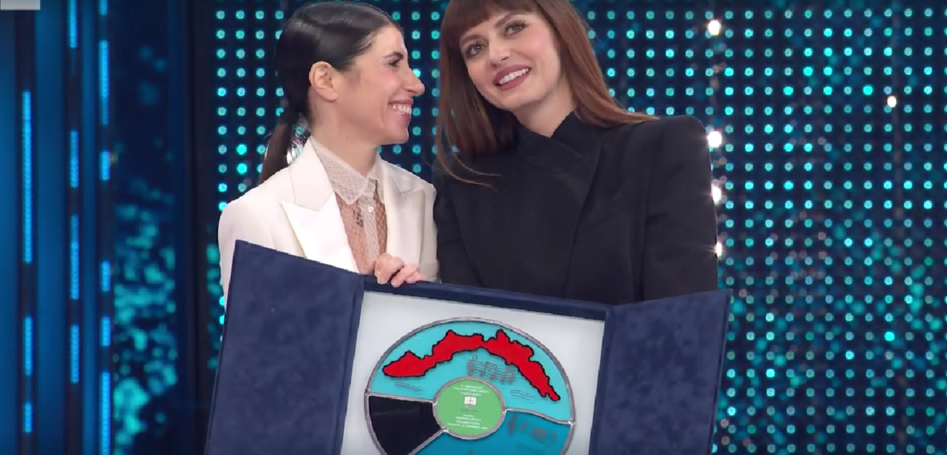 Sanremo 2025, serata cover 14 febbraio: Giorgia e Annalisa vincono con Skyfall