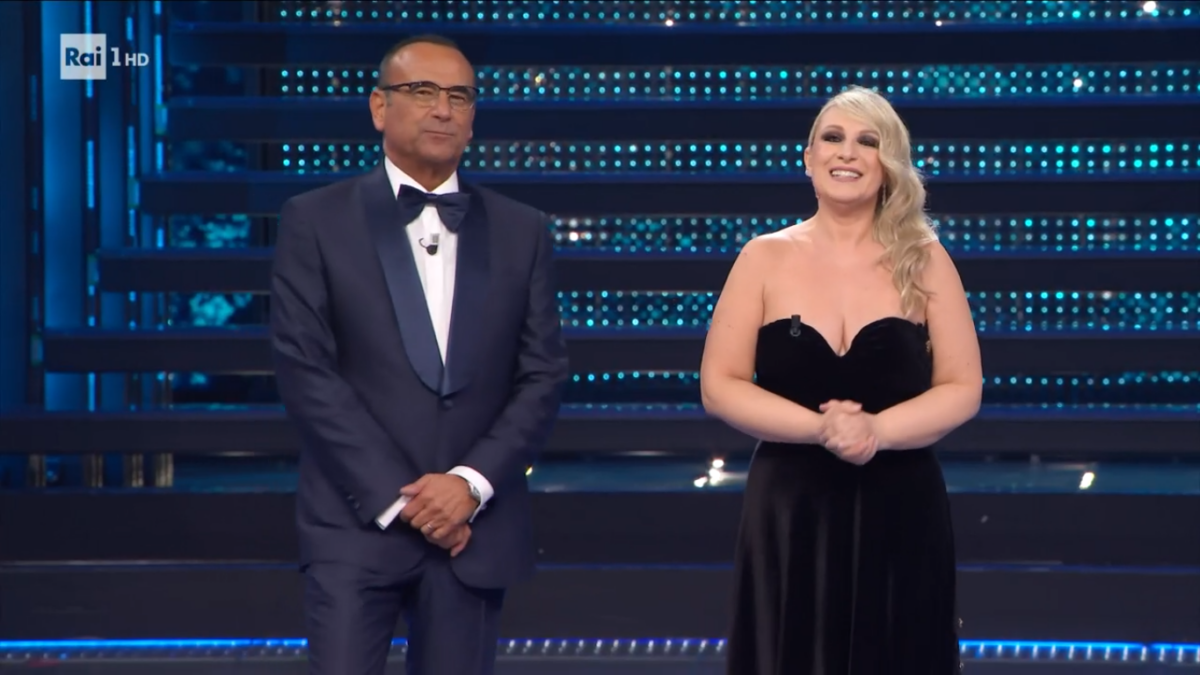 Katia Follesa a Sanremo 2025: “Ci sono più conduttori che cantanti”. Poi bacia sulle labbra Simon LeBon