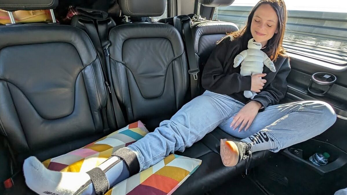 Sanremo 2025, Francesca Michielin infortunata dopo una caduta dalle scale dell’Ariston (Foto)