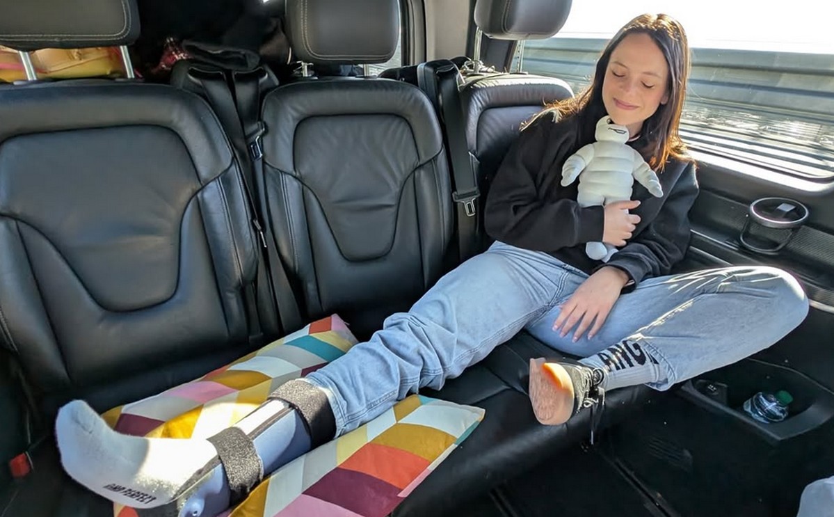 Sanremo 2025, Francesca Michielin infortunata dopo una caduta dalle scale dell’Ariston (Foto)