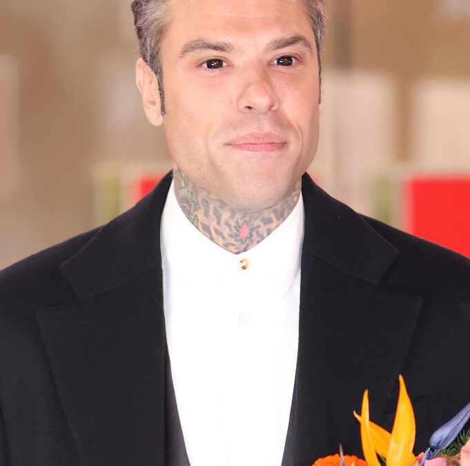 Fedez a Sanremo 2025: risolto il mistero degli occhi neri