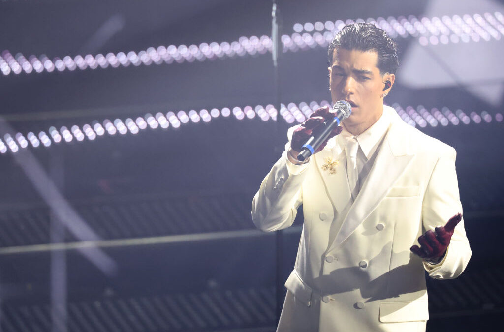 Perché Tony Effe ha coperto i tatuaggi a Sanremo 2025?