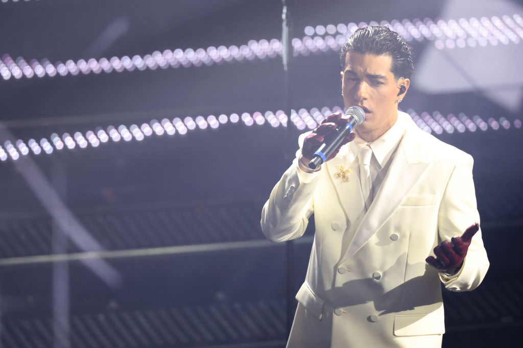 Perché Tony Effe ha coperto i tatuaggi a Sanremo 2025?