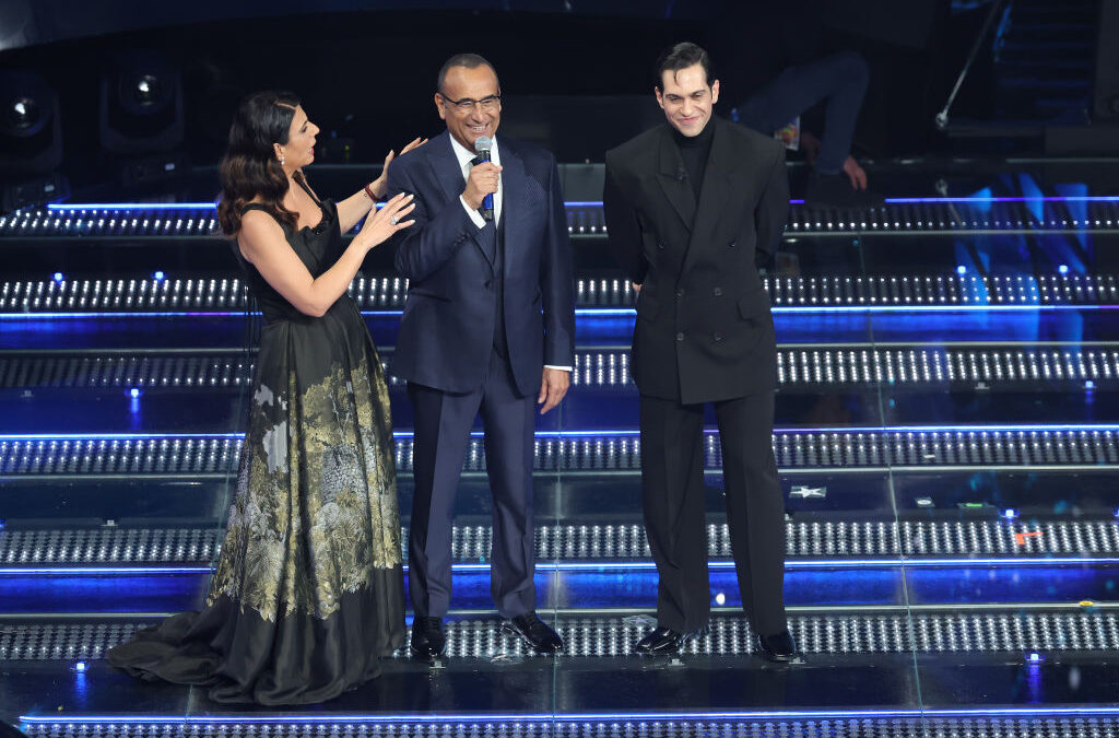 Sanremo 2025: quarta puntata 14 febbraio, tutte le Cover e i Duetti (tra errori tecnici, collane e Benigni)