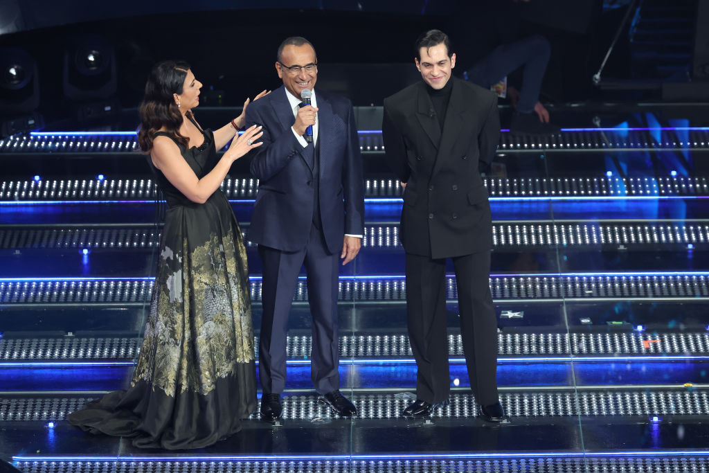 Sanremo 2025: quarta puntata 14 febbraio, tutte le Cover e i Duetti (tra errori tecnici, collane e Benigni)