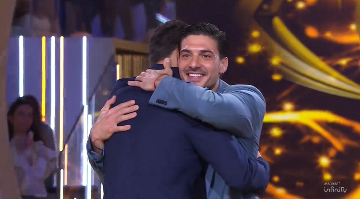 Grande Fratello, Lorenzo è il primo finalista (ma che pasticcio durante la diretta…)