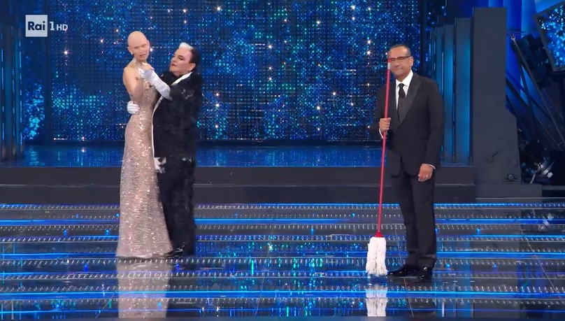 Sanremo 2025, cosa è successo nella Seconda Serata: Top Five, esibizioni, ospiti, conduttori (e Malgioglio è il ‘Fiorello’ di Conti)
