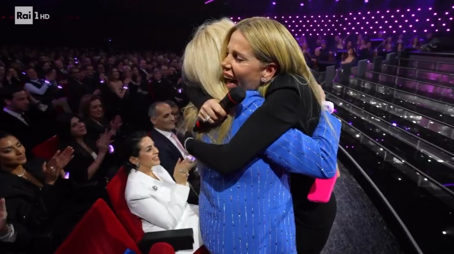 Alessia Marcuzzi abbraccia Mara Venier Finale Sanremo 2025