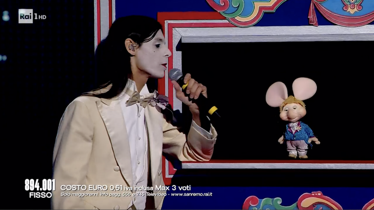 Lucio Corsi e Topo Gigio a Sanremo 2025 con Nel blu dipinto di blu
