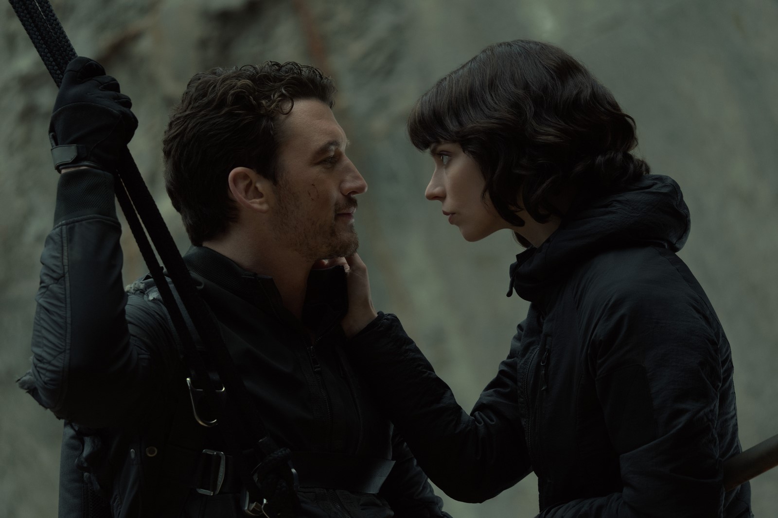 Recensione e tutto quello che c'è da sapere su Misteri dal profondo aka The Gorge, l'horror d'azione di Scott Derrickson con Miles Teller, Anya Taylor-Joy e Sigourney Weaver.