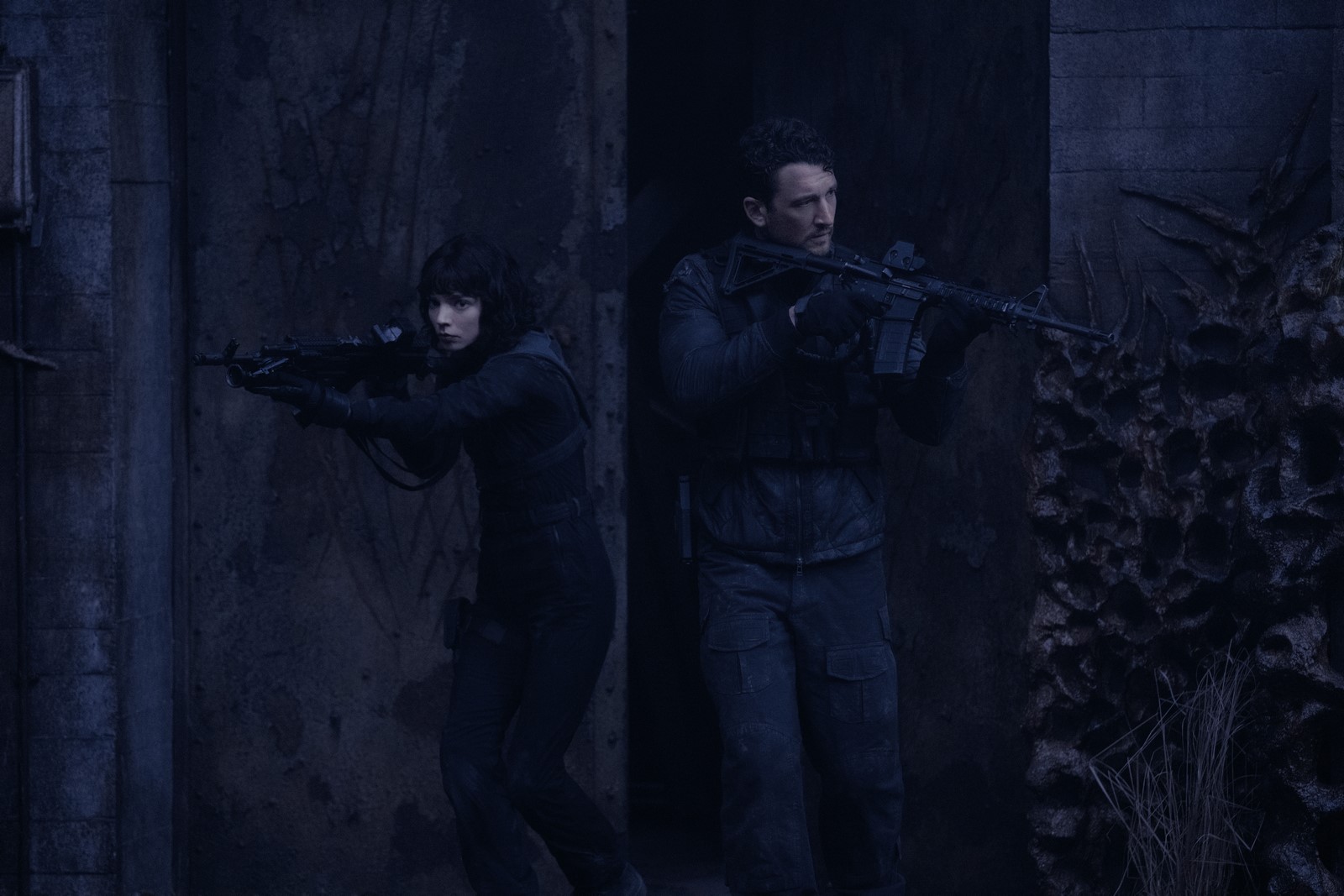 Recensione e tutto quello che c'è da sapere su Misteri dal profondo aka The Gorge, l'horror d'azione di Scott Derrickson con Miles Teller, Anya Taylor-Joy e Sigourney Weaver.