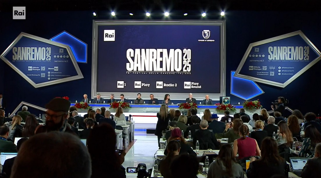 Sanremo 2025, conferenza stampa di chiusura: Conti conduttore anche nel 2026, Olly non ha deciso su ESC