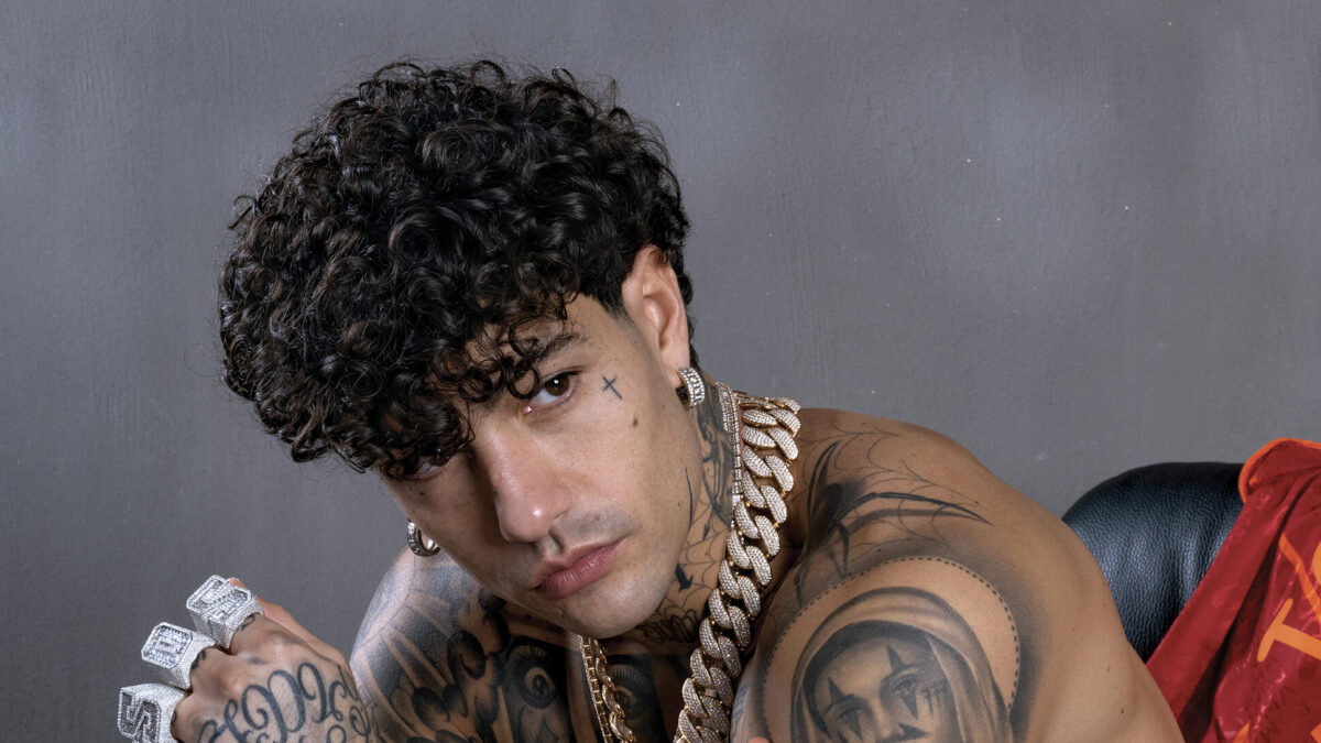 Damme ‘na mano, Tony Effe: testo e significato della canzone di Sanremo 2025