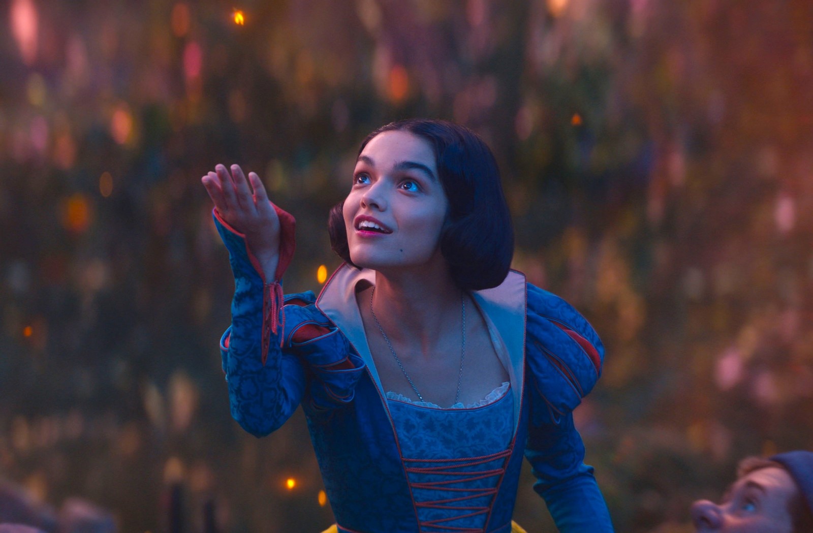 Recensione, colonna sonora e tutto quello che c'è da sapere sul remake live-action Disney Biancaneve, diretto da Marc Webb e interpretato da Rachel Zegler, Gal Gadot e Andrew Burnap.