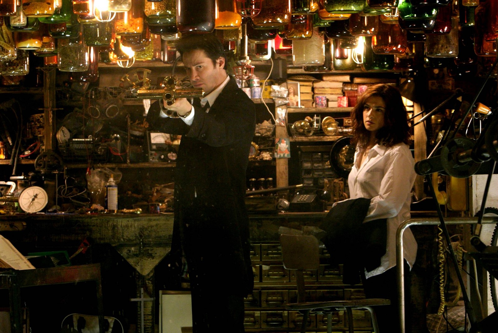 Recensione, colonna sonora e tutto quello che c'è da sapere su "Constantine", il film horror di Francis Lawrence con Keanu Reeves, Rachel Weisz, Shia LaBeouf, Tilda Swinton e Peter Stormareche che compie 20 anni.