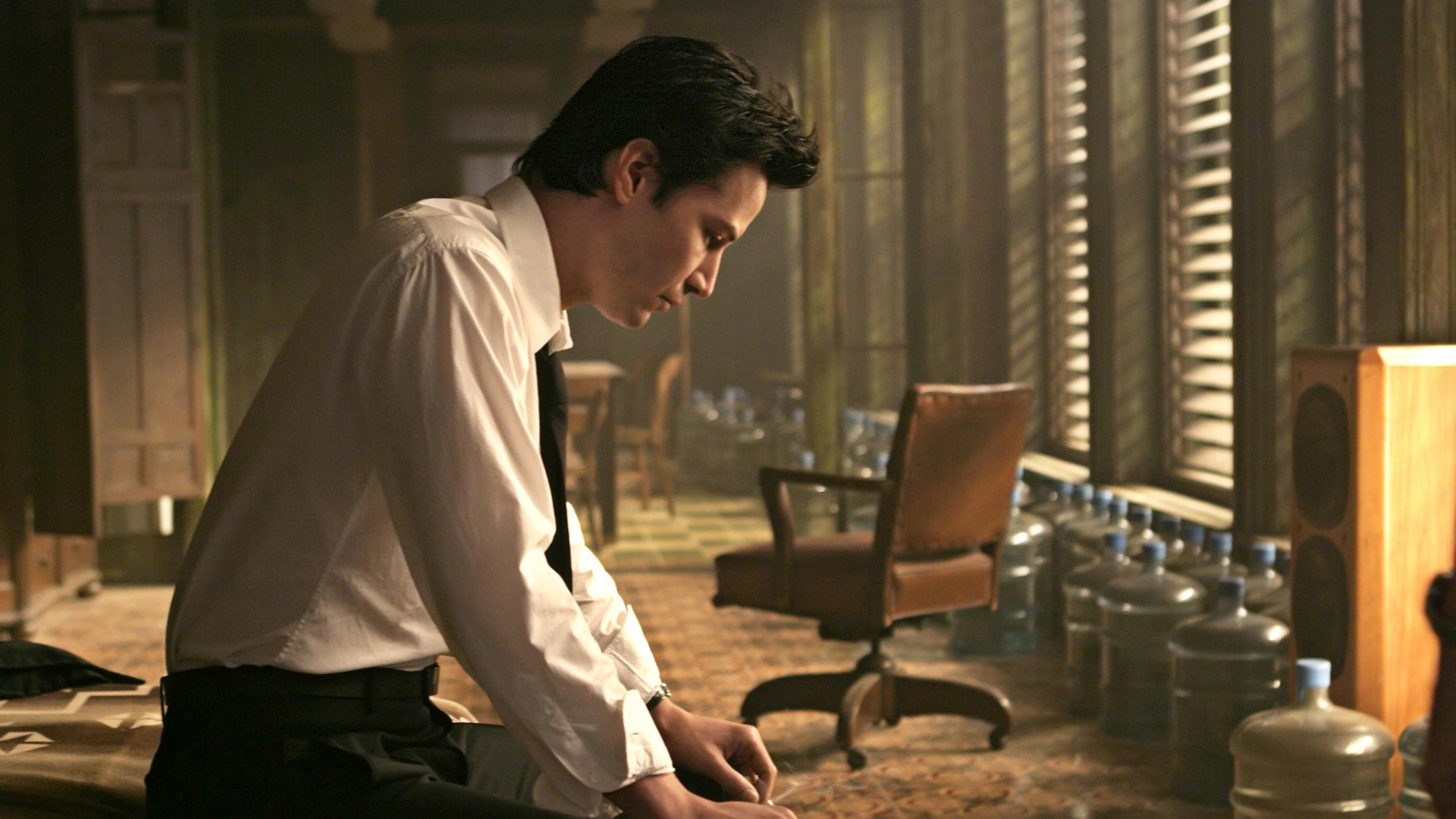 Recensione, colonna sonora e tutto quello che c'è da sapere su "Constantine", il film horror di Francis Lawrence con Keanu Reeves, Rachel Weisz, Shia LaBeouf, Tilda Swinton e Peter Stormareche che compie 20 anni.