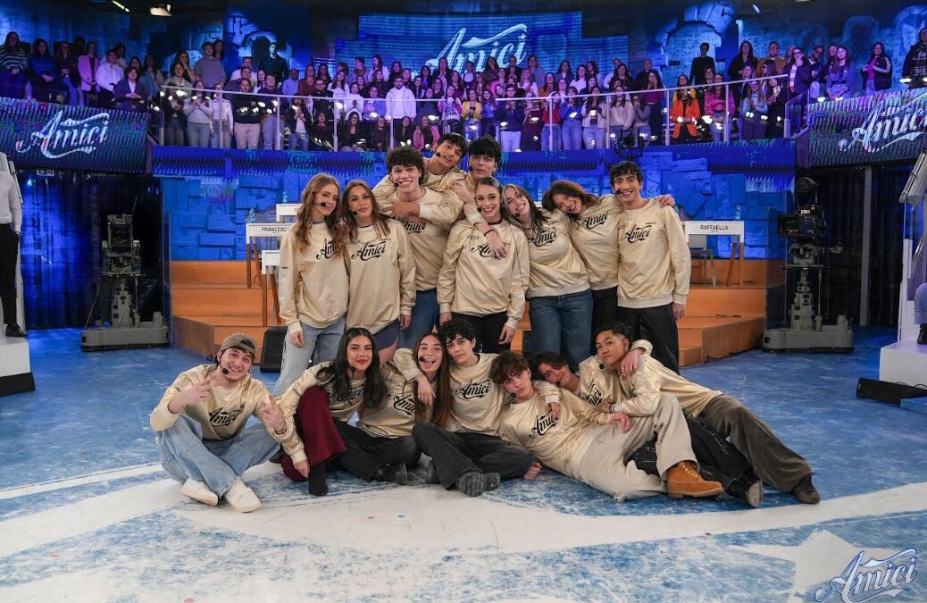 Amici 2025 serale anticipazioni spoiler prima puntata 22 marzo: i giudici, gli eliminati e gli ospiti