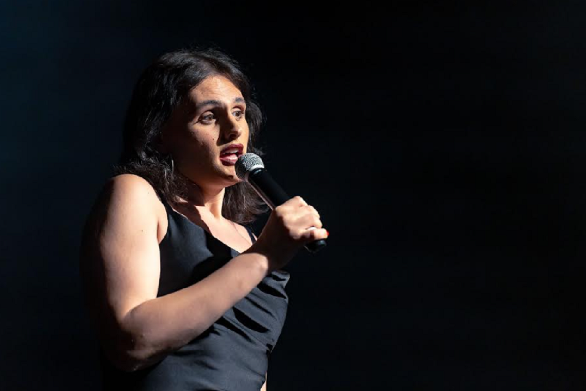 Simonetta Musitano, la stand up comedian a TvBlog: “Propaganda Live cruciale per la mia carriera. Transfobia? Pochi episodi, per fortuna. A Sanremo vorrei fare la co-conduttrice come Geppi Cucciari o Teresa Mannino”