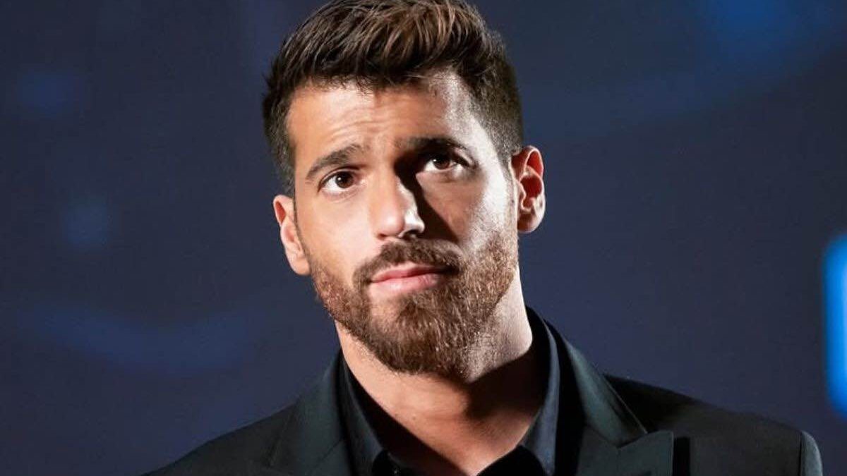 Can Yaman: età, fidanzata, dove vive, studi e carriera. Tutto sull’attore turco