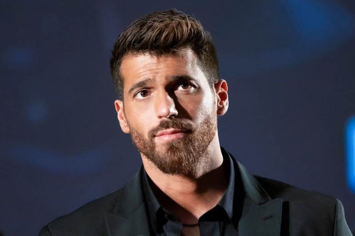 Can Yaman: età, fidanzata, dove vive, studi e carriera. Tutto sull’attore turco