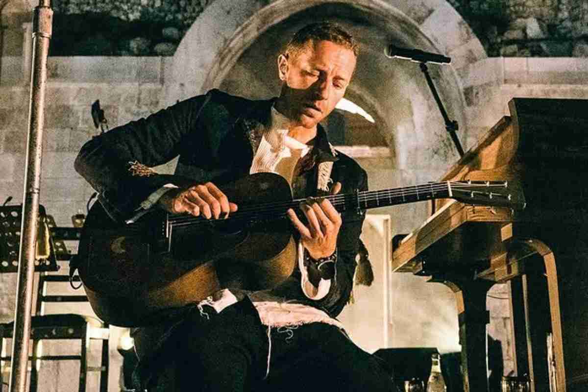 Cosa sta succedendo (di nuovo) a Chris Martin