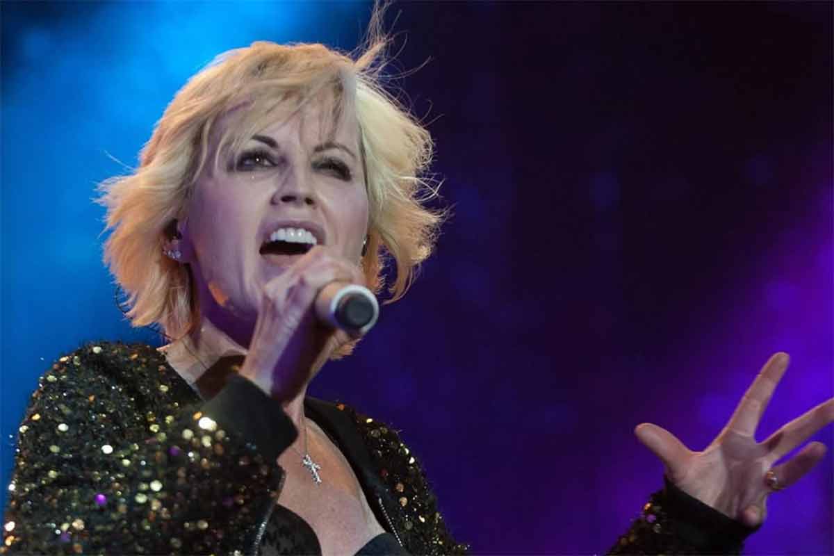 Dolores dei The Cranberries dal vivo