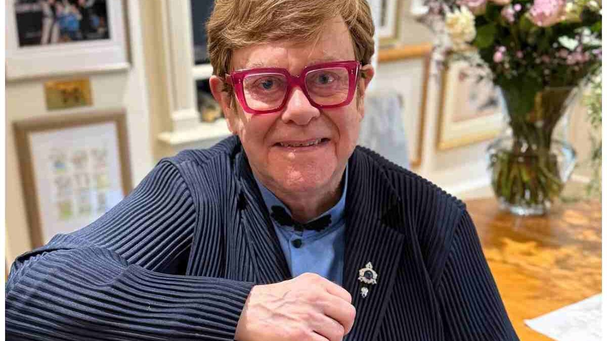 Elton John e la malattia agli occhi: cosa è successo e come sta il cantante