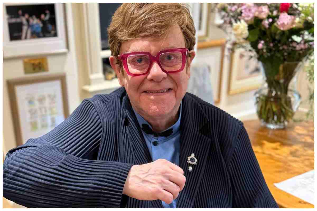 Elton John e la malattia agli occhi: cosa è successo e come sta il cantante