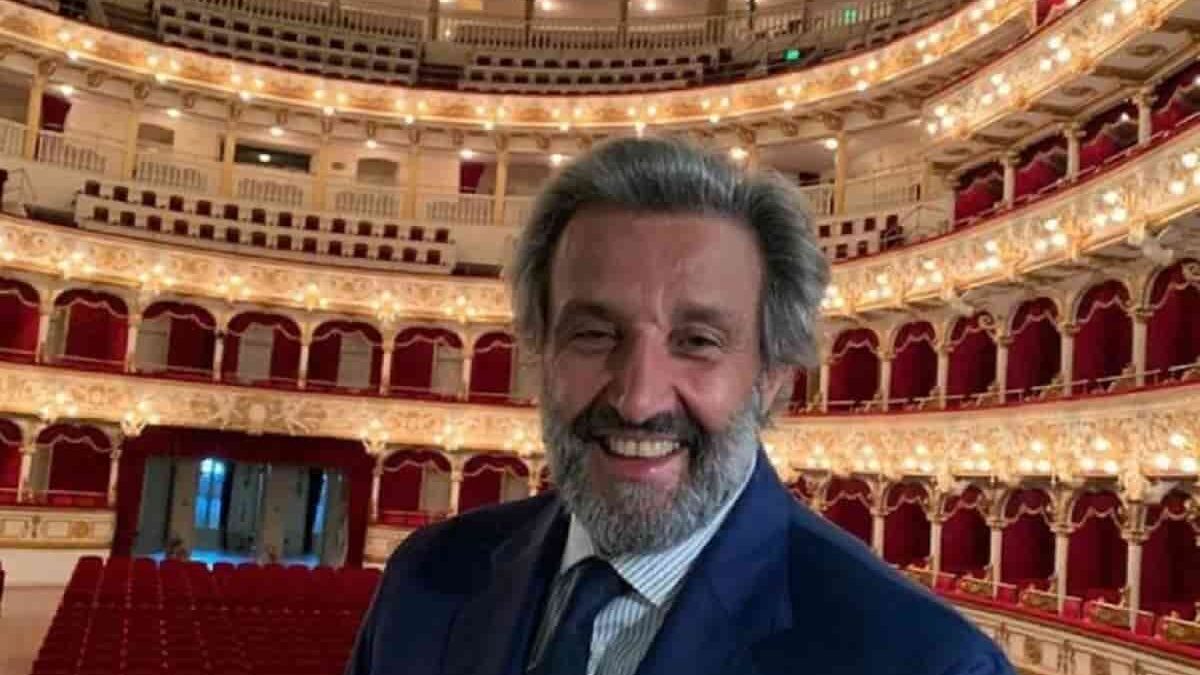 Flavio Insinna: età, studi, carriera, la fidanzata Adriana, depressione e il papà medico