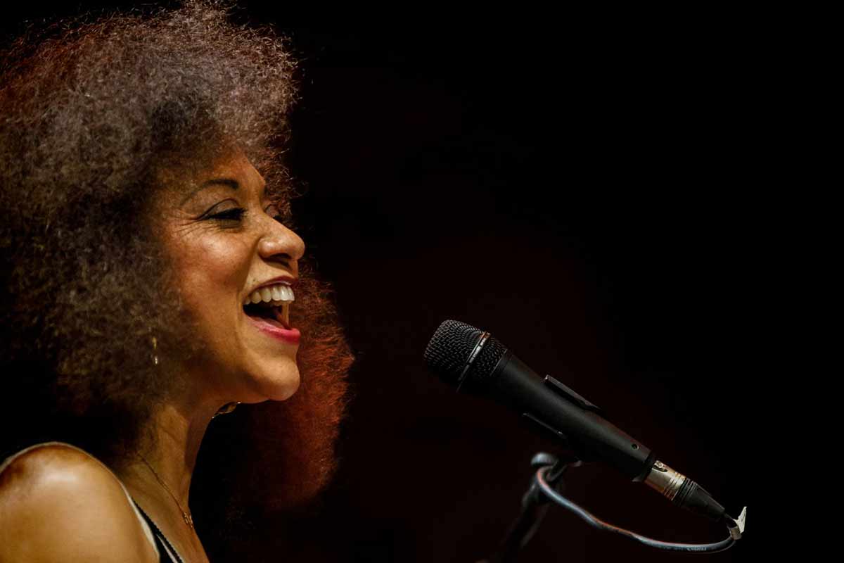 Jany McPherson primo piano microfono