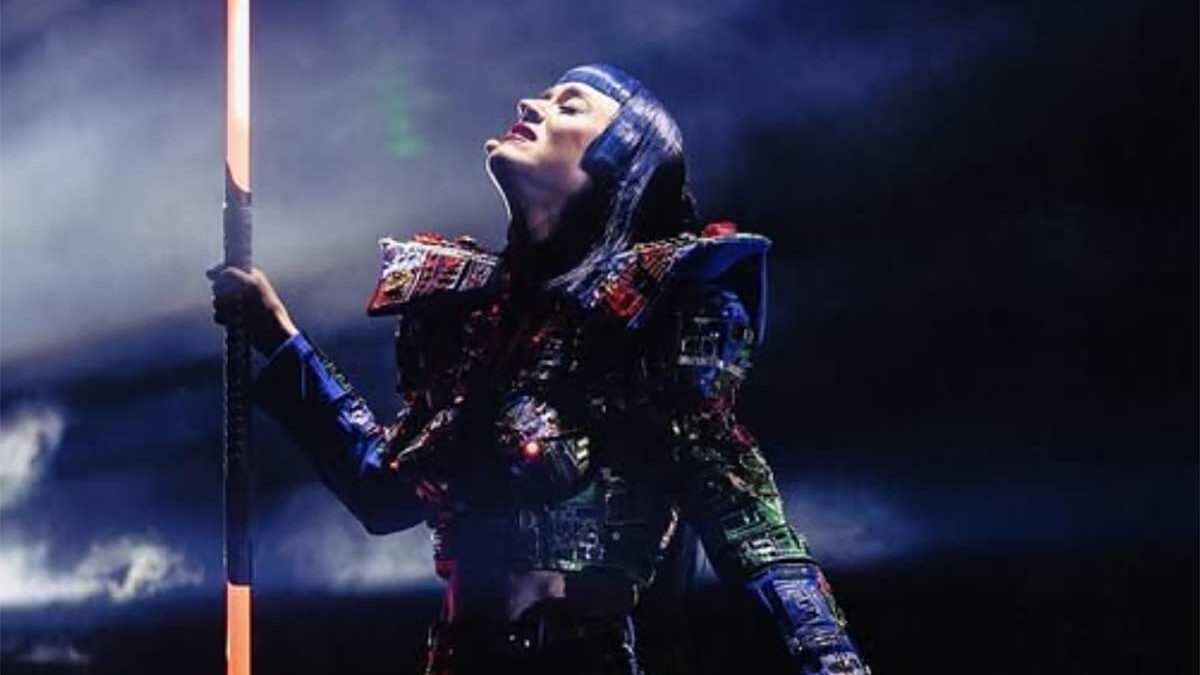 Katy Perry, tra flop del tour e critiche: “Troppo distante dal pubblico”