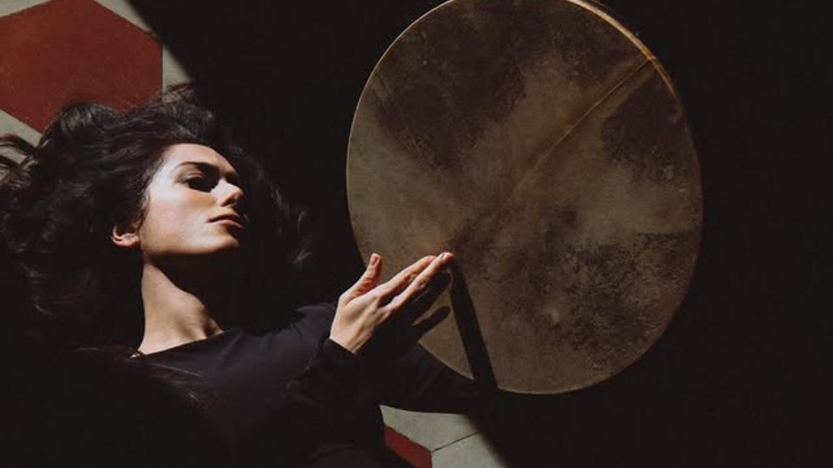 Figlia della tempesta: La Niña travolge la musica e urla contro il femminicidio