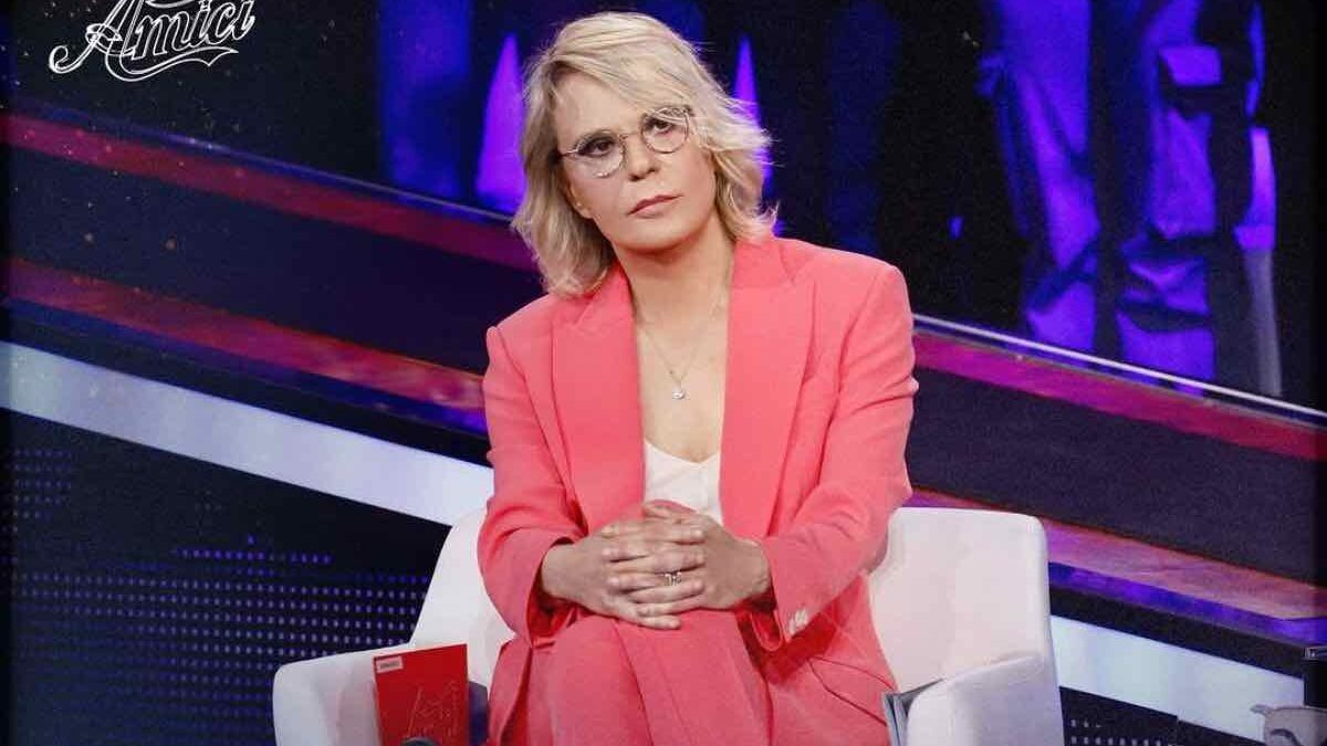 Amici, anticipazioni 19 aprile: ospiti in studio, eliminazione doppia. Chi dice addio alla scuola