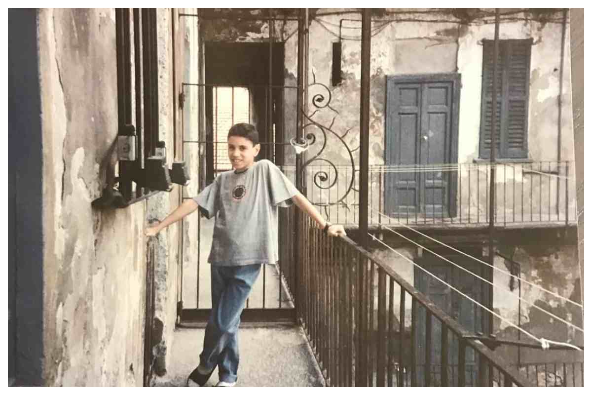 Marracash bambino nella sua casa infanzia