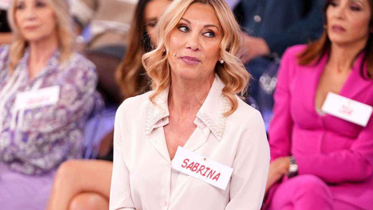 Uomini e Donne, chi è e cosa fa la dama Sabrina: età, lavoro, dove vive, il lutto, il profilo Instagram