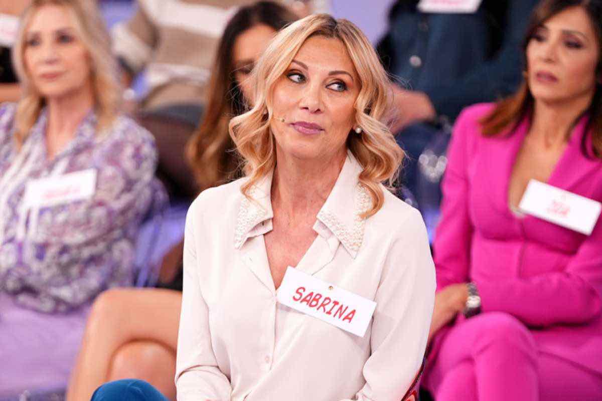 Uomini e Donne, chi è e cosa fa la dama Sabrina: età, lavoro, dove vive, il lutto, il profilo Instagram