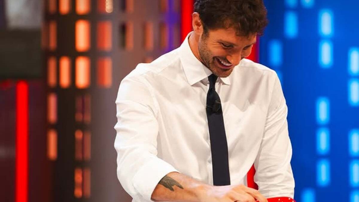 Affari Tuoi curiosità: perché Stefano De Martino veste sempre uguale