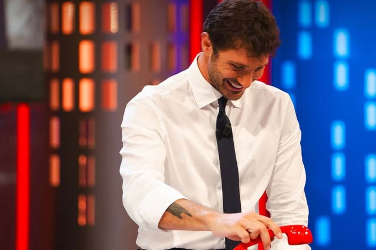 Affari Tuoi curiosità: perché Stefano De Martino veste sempre uguale