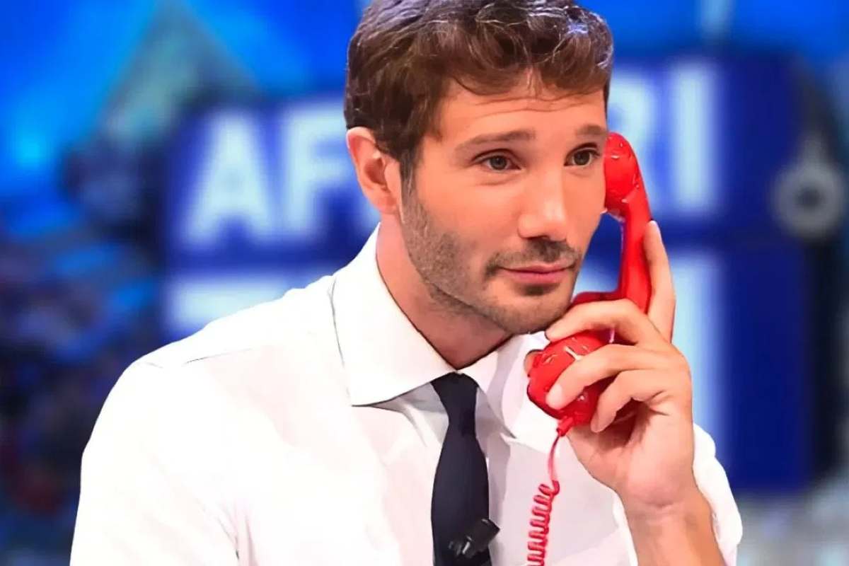 Stefano De Martino: età, dove vive, la (presunta) fidanzata, l’addio a Belen, stipendio Affari Tuoi, il figlio Santiago